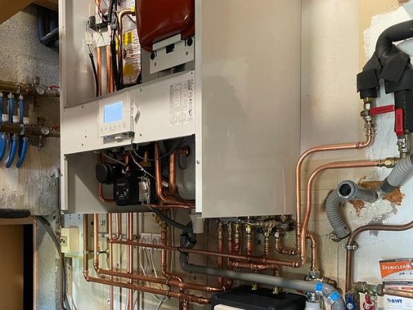 Installation et entretien de chaudière performante par Alpes Plomberie 24/7 pour un chauffage efficace et économique