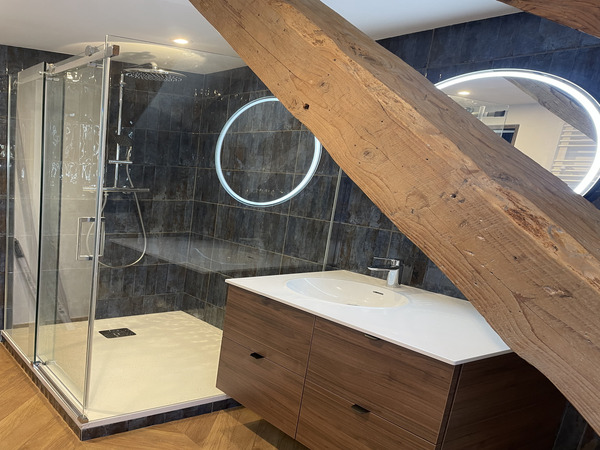 Pose de baignoire et robinetterie design par Alpes Plomberie 24/7 pour une salle de bains luxueuse.